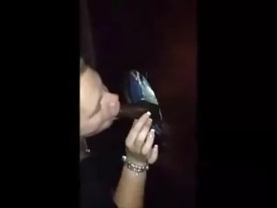 Лиже порно стари приятелката си на дивана