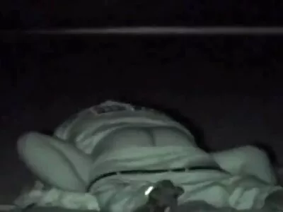 Младата мадама Джей Съмърс обича да язди големите пишки на пияните порно старо си приятели
