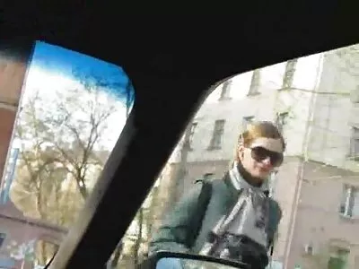 Русата порно млади и стари жена лежи на дивана
