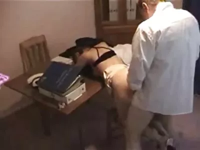 Азиатската спортистка с големи цици обича, когато порно стари баби свършват по сладкото й лице