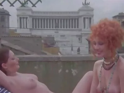 Момче и момиче не можаха да устоят и поебалят неравностите по пода порно стари и млади тайно от възрастни